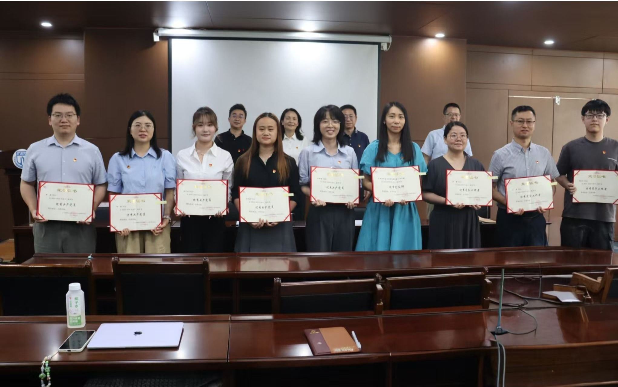 熟女a片
举行2025年“两优一先”表彰大会暨深入贯彻中央八项规定精神学习教育主题党日活动
